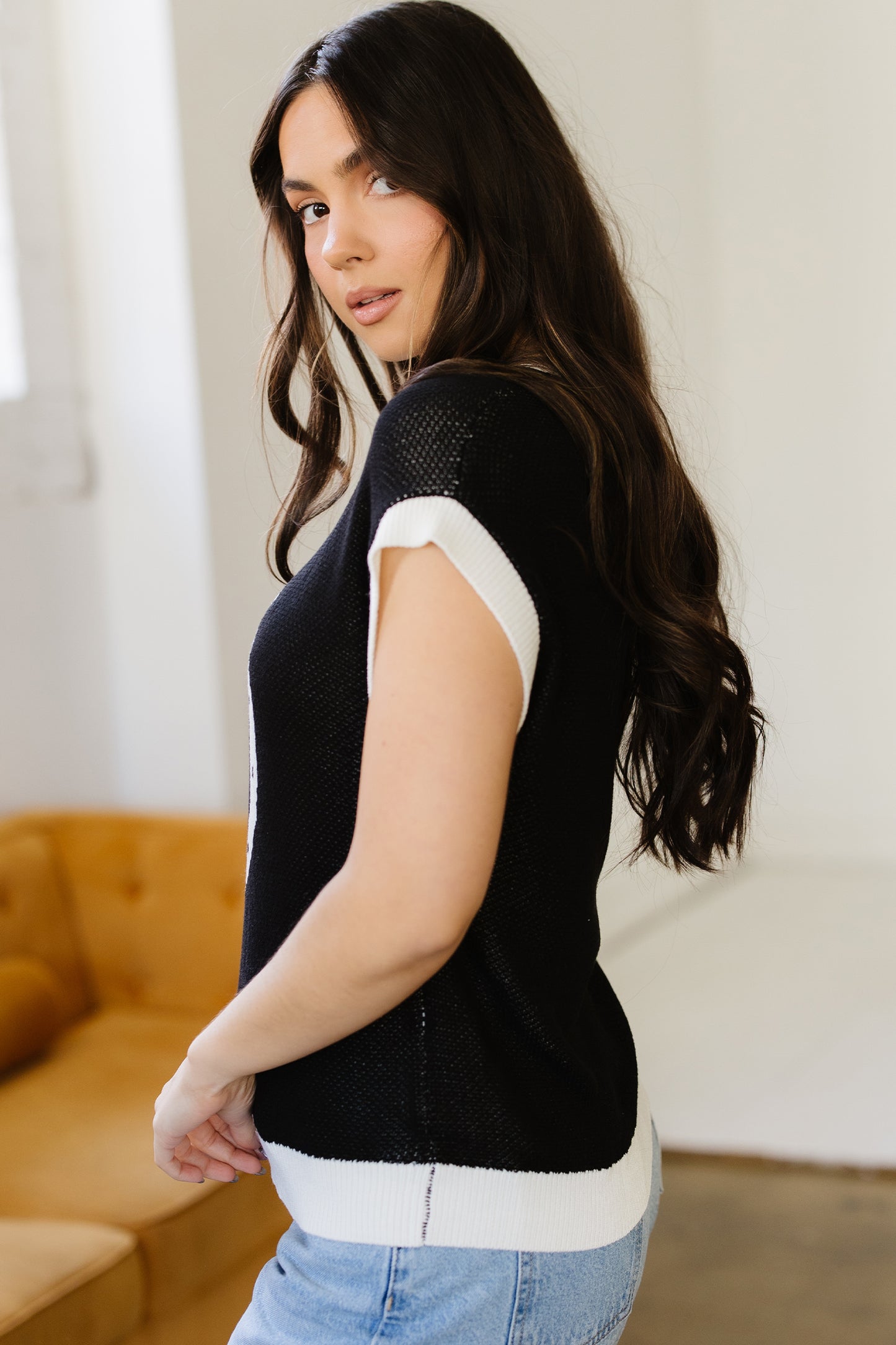 Black Horse Shoe Pattern Contrast Trim Short Sleeve Sweater