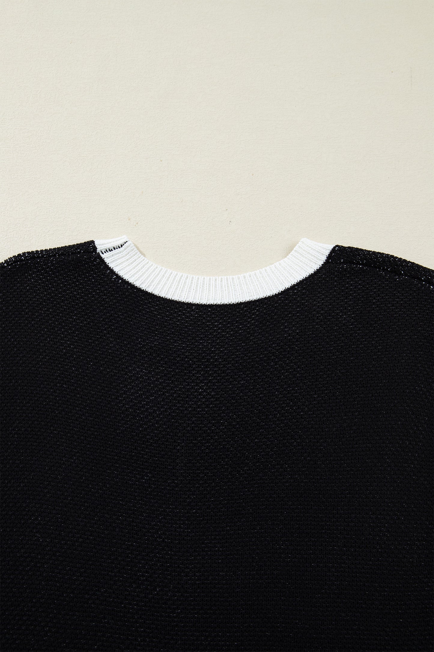 Black Horse Shoe Pattern Contrast Trim Short Sleeve Sweater